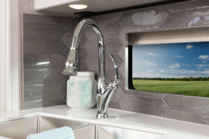 5_FAUCET_BACKSPLASH_Disc38K_ridgeland_Heritage_My22_4360