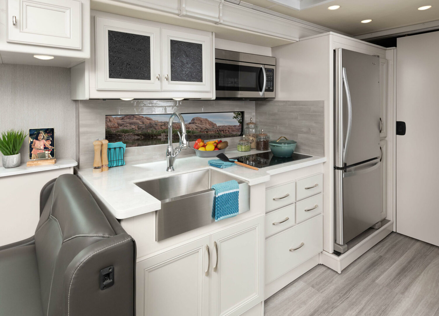 9_galley_Frontier34GT_alloy_heritage_1596_openMY22-scaled